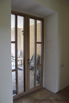 Входная алюминиево-деревянная двухпольная штульповая дверь с дроблением узким импостом и низким порогом 1600 х 2500