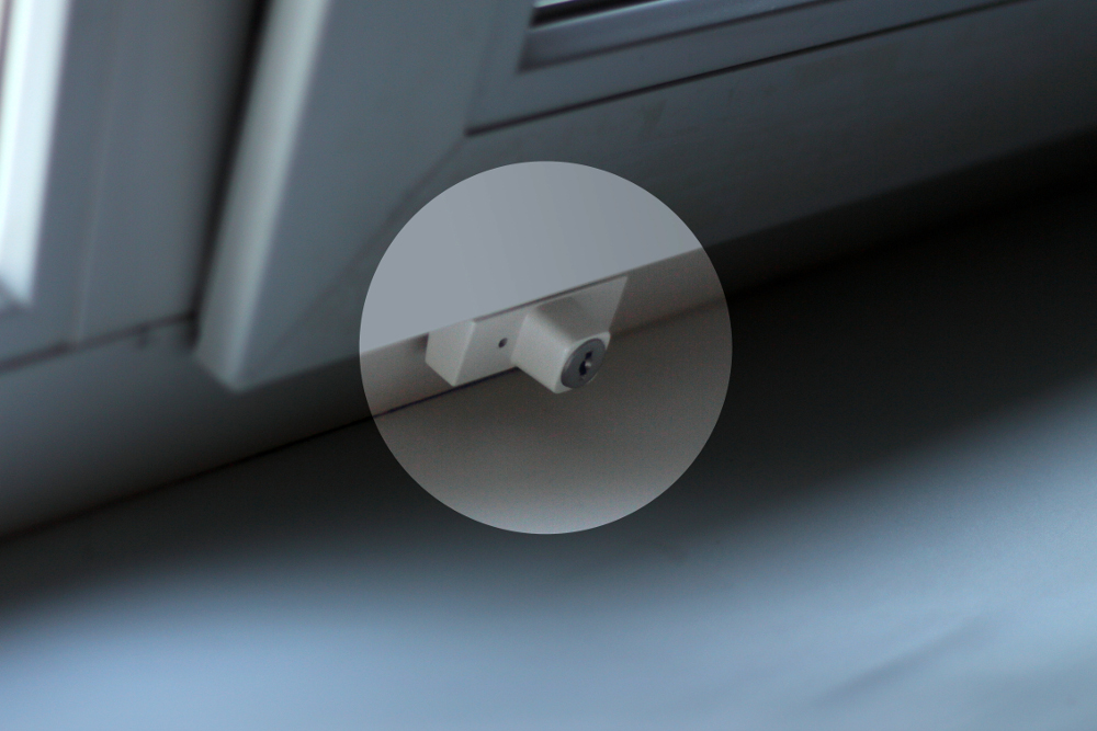 Блокиратор окна под створкой