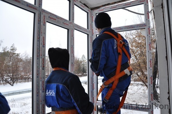 Акция "25 добрых дел": команда "Алкон+" поставили новые окна и сконструировали пандусы столичным инвалидам