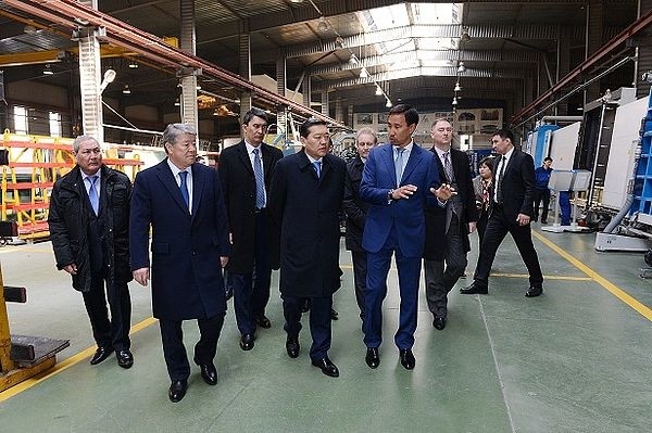 Премьер-Министр РК Серик Ахметов на заводе `КазСтройСтекло`