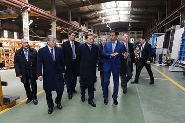 Премьер-Министр РК Серик Ахметов на заводе `КазСтройСтекло`