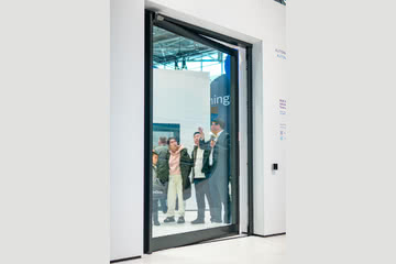 На FENSTERBAU FRONTALE 2026 дебютировал доводчик GEZE Axira для большой и тяжелой двери