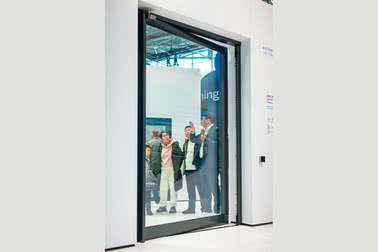На FENSTERBAU FRONTALE 2026 дебютировал доводчик GEZE Axira для большой и тяжелой двери