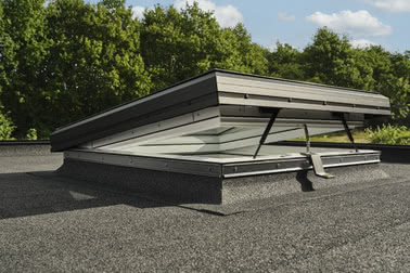VELUX расширяет линейку окон для плоских крыш новинкой со стеклянным модулем