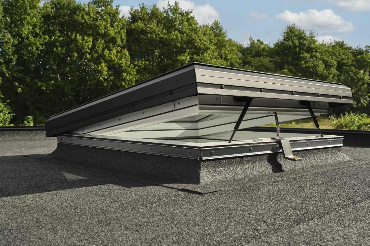 VELUX расширяет линейку окон для плоских крыш новинкой со стеклянным модулем