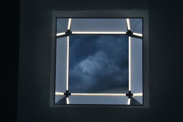 Немецкий производитель окон для плоских крыш объединил естественный и искусственный свет