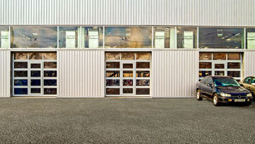 Панорамные ворота АЛЮТЕХ AluTrend теперь со встроенной калиткой