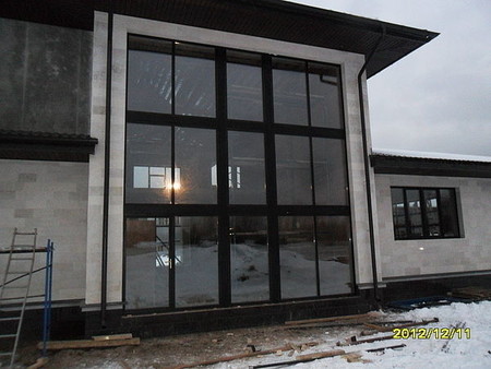 дерево-алюминиевые евро окна в коттедже: от пола и до потолка