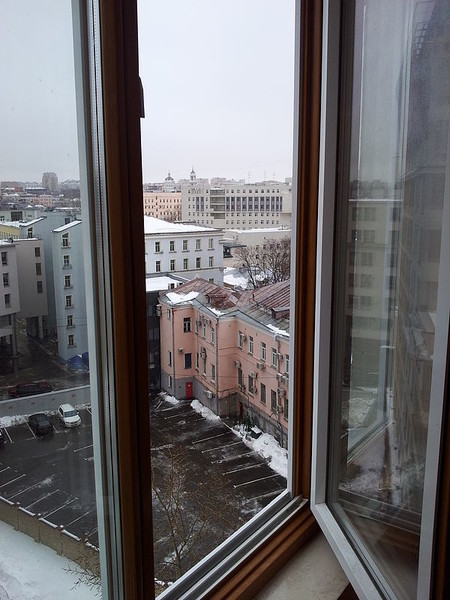 дерево-алюминиевые евро-окна - окно в квартиру, пример двусторонней покраски