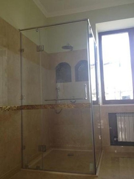 Стеклянные душевые кабины